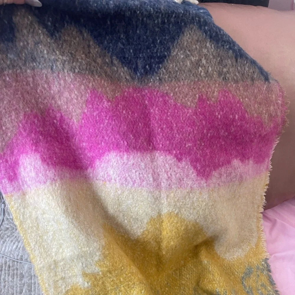 Chloe & Lex oversized scarf/mini throw